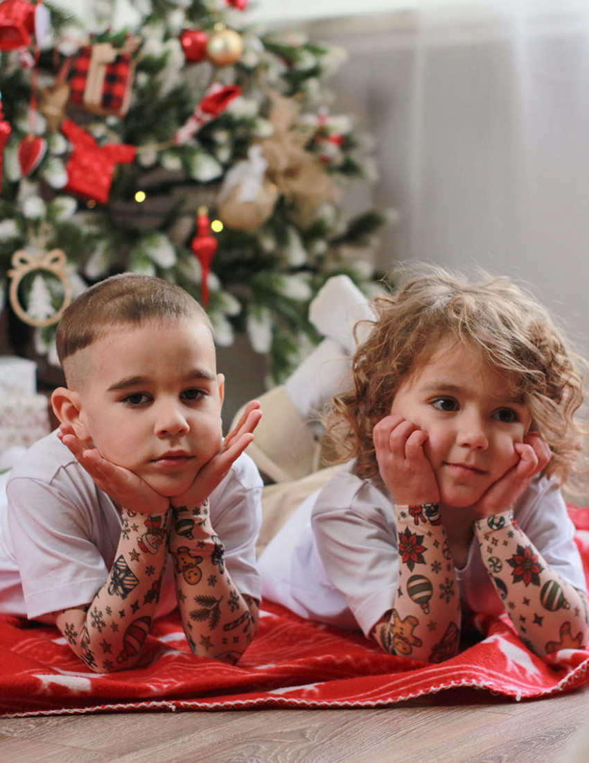 Футболка Дрейк з тату-рукавами Різдвяні історії біла