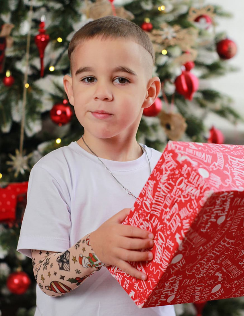 Футболка Дрейк з тату-рукавами Різдвяні історії біла