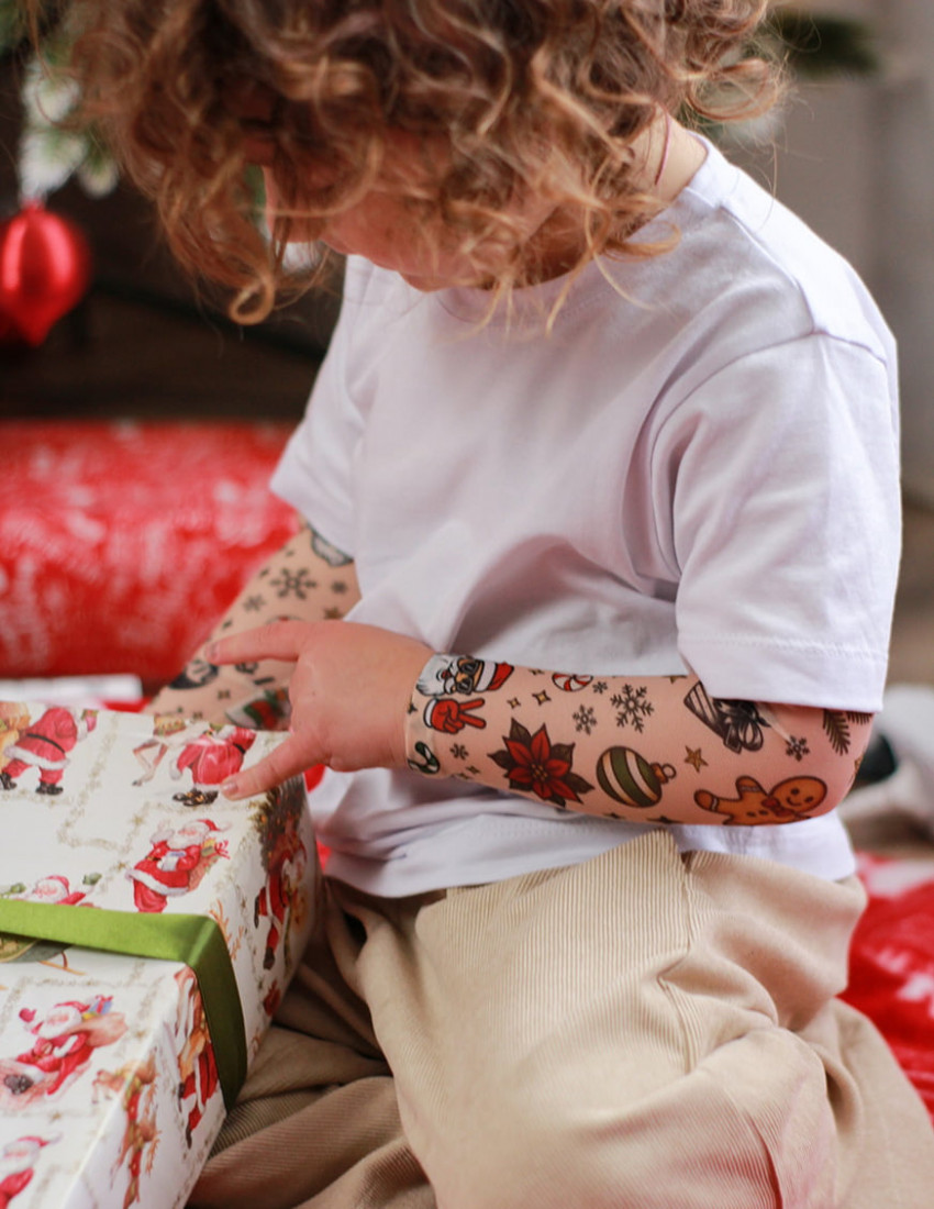 Футболка Дрейк з тату-рукавами Різдвяні історії біла