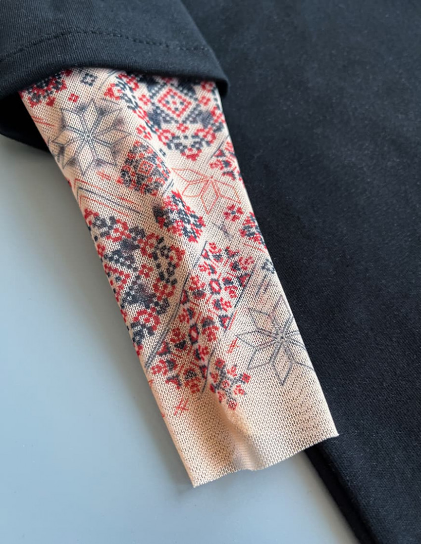 Футболка з тату-рукавами Дрейк Українські мотиви Щасливої Коляди