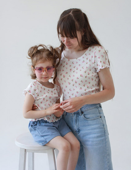 Футболка Клео жіноча молочна в рожеву квіточку Футболка Клео жіноча молочна в рожеву квіточку