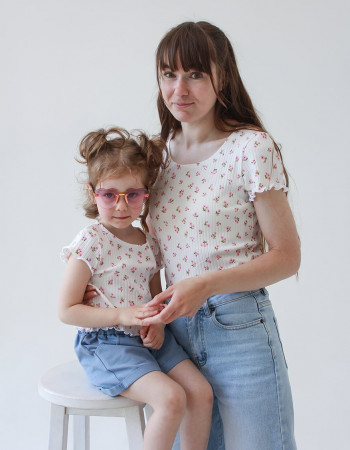 Футболка  Клео молочна в рожеву квіточку