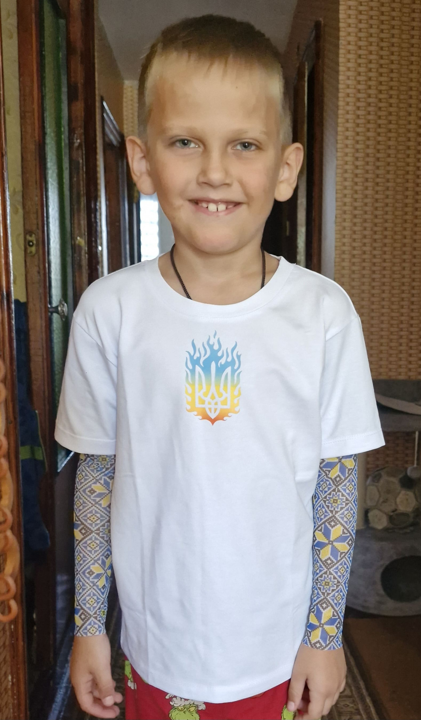 Фото дитини з публічного відгуку Evgakids: Футболка Дрейк з тату-рукавами Ukraine